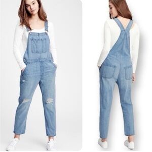 NWT GAP Slouchy Straight Leg Distressed Denim Ankle Overalls Light Wash Size XS